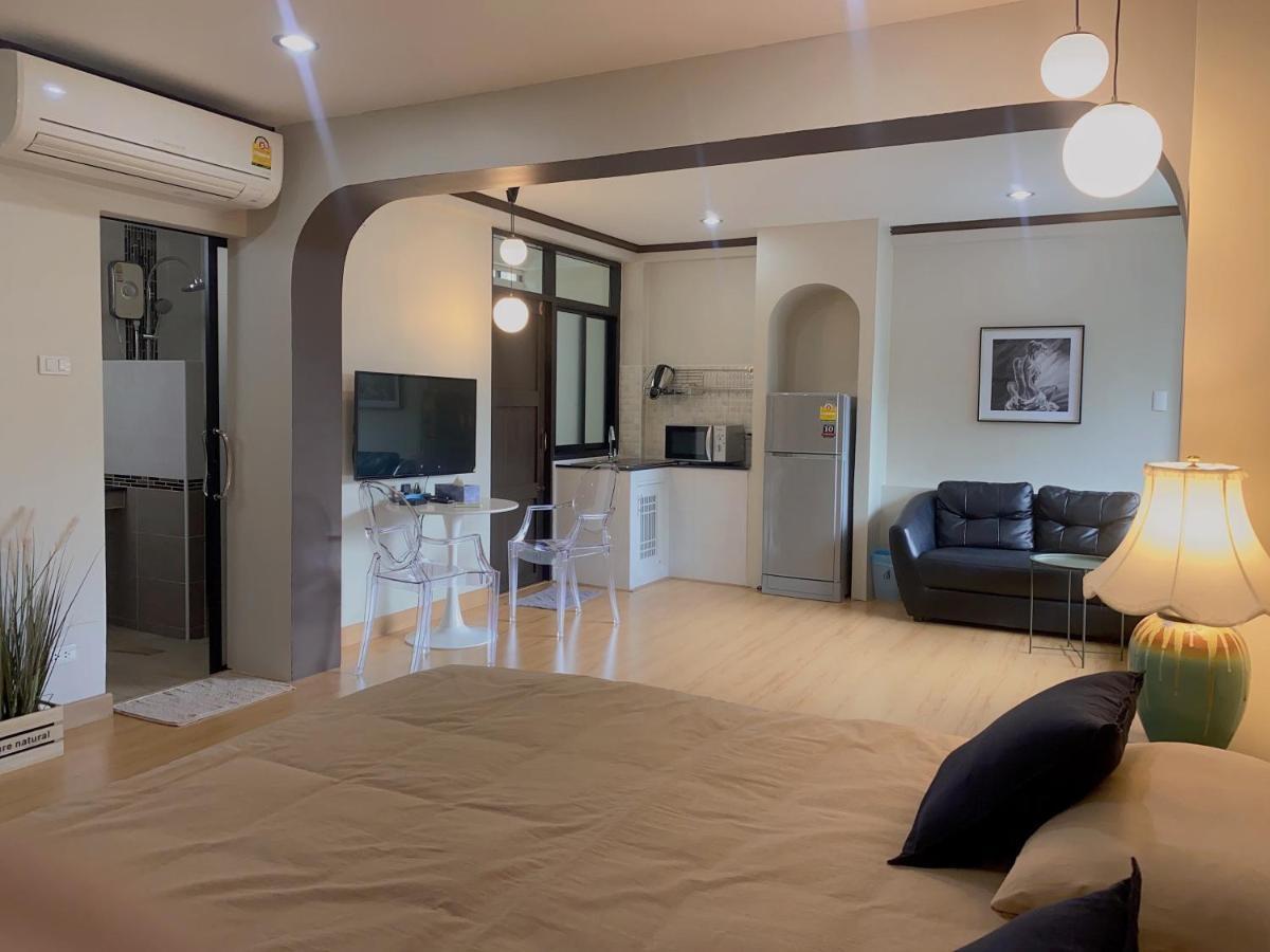October Hostel Chiangmai Chiang Mai Exteriör bild