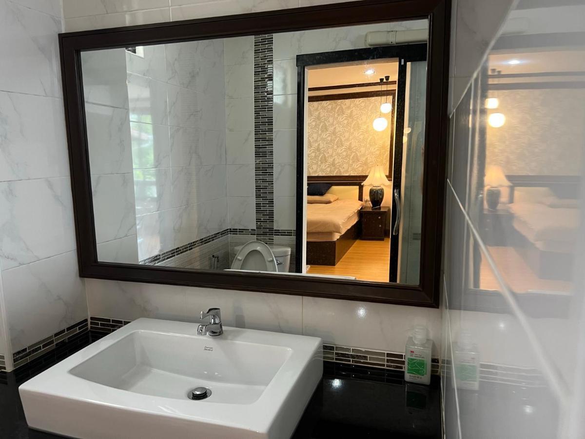 October Hostel Chiangmai Chiang Mai Exteriör bild
